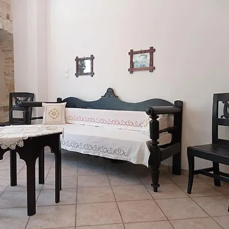 Dom wakacyjny Moscha's Pink House In Chalki
